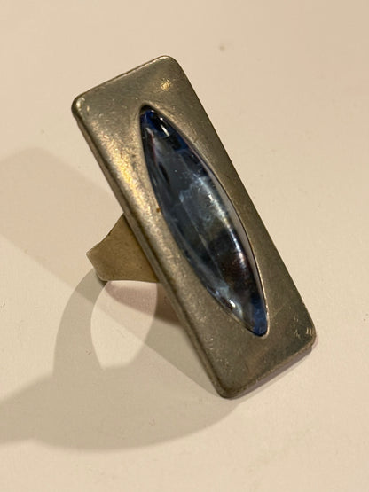 Jørgen Jensen (f.1895-1966.) Modernistisk ring i Tin, med blå glas sten