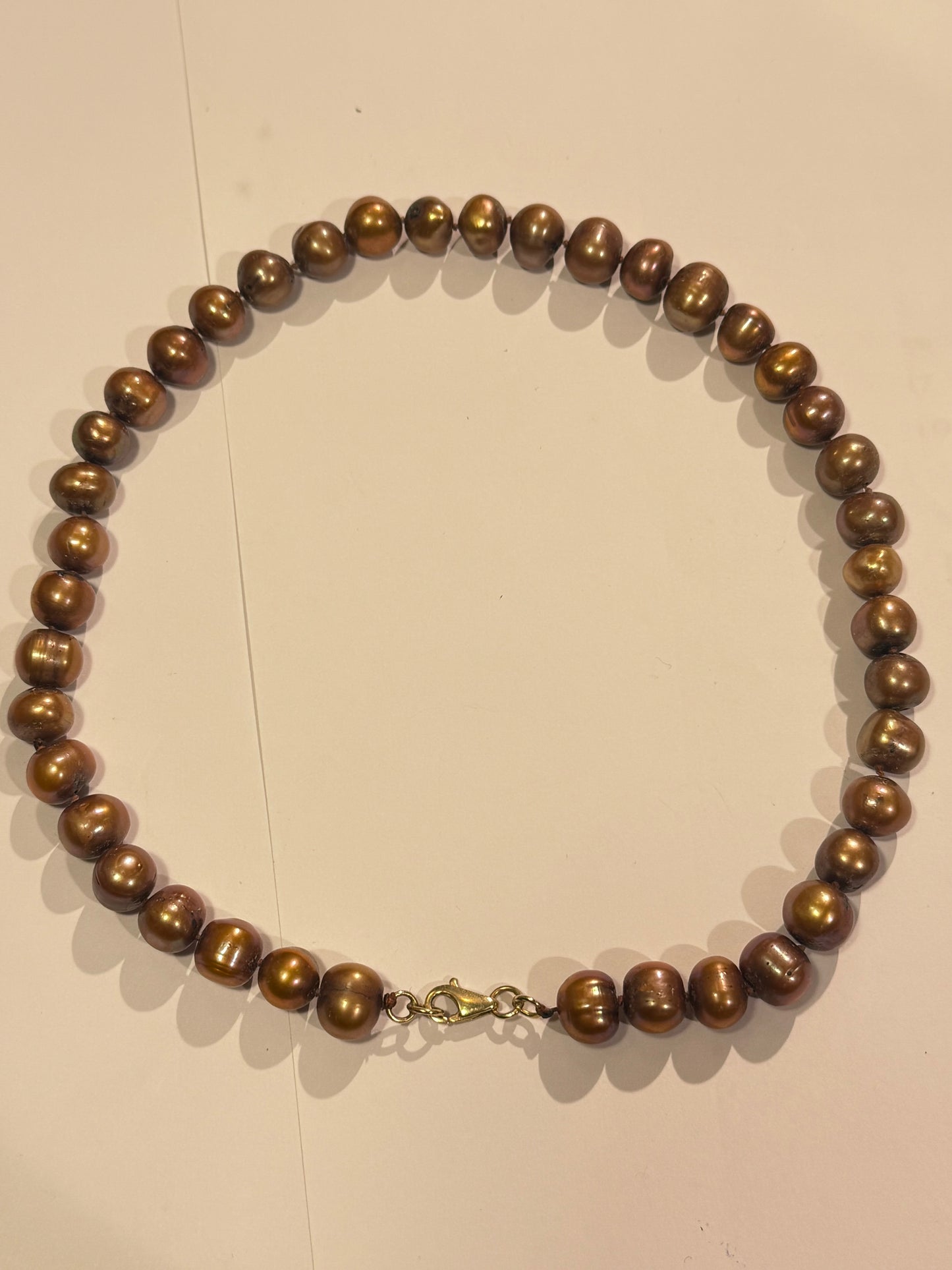 Vintage bronzefarvet perle halskæde med 8K guld lås. Fra slut 1900 tallet
