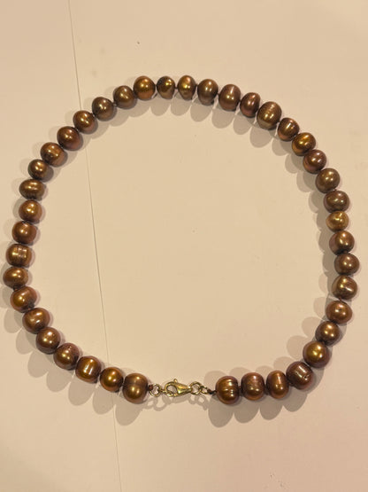 Vintage bronzefarvet perle halskæde med 8K guld lås. Fra slut 1900 tallet