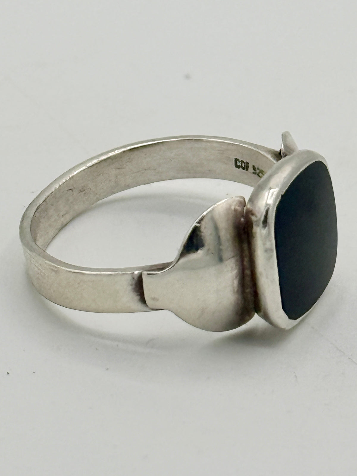 Carl Ove Frydensberg (1949-1982) Sølv & Onyx signet herrering, fra midt 20. Årh