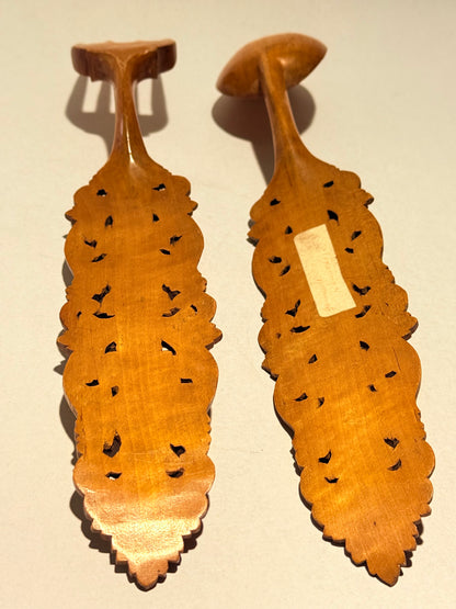 Antik Norsk udskåret Guldbrandsdalen-stil træ salat bestik, fra ca. 1870.