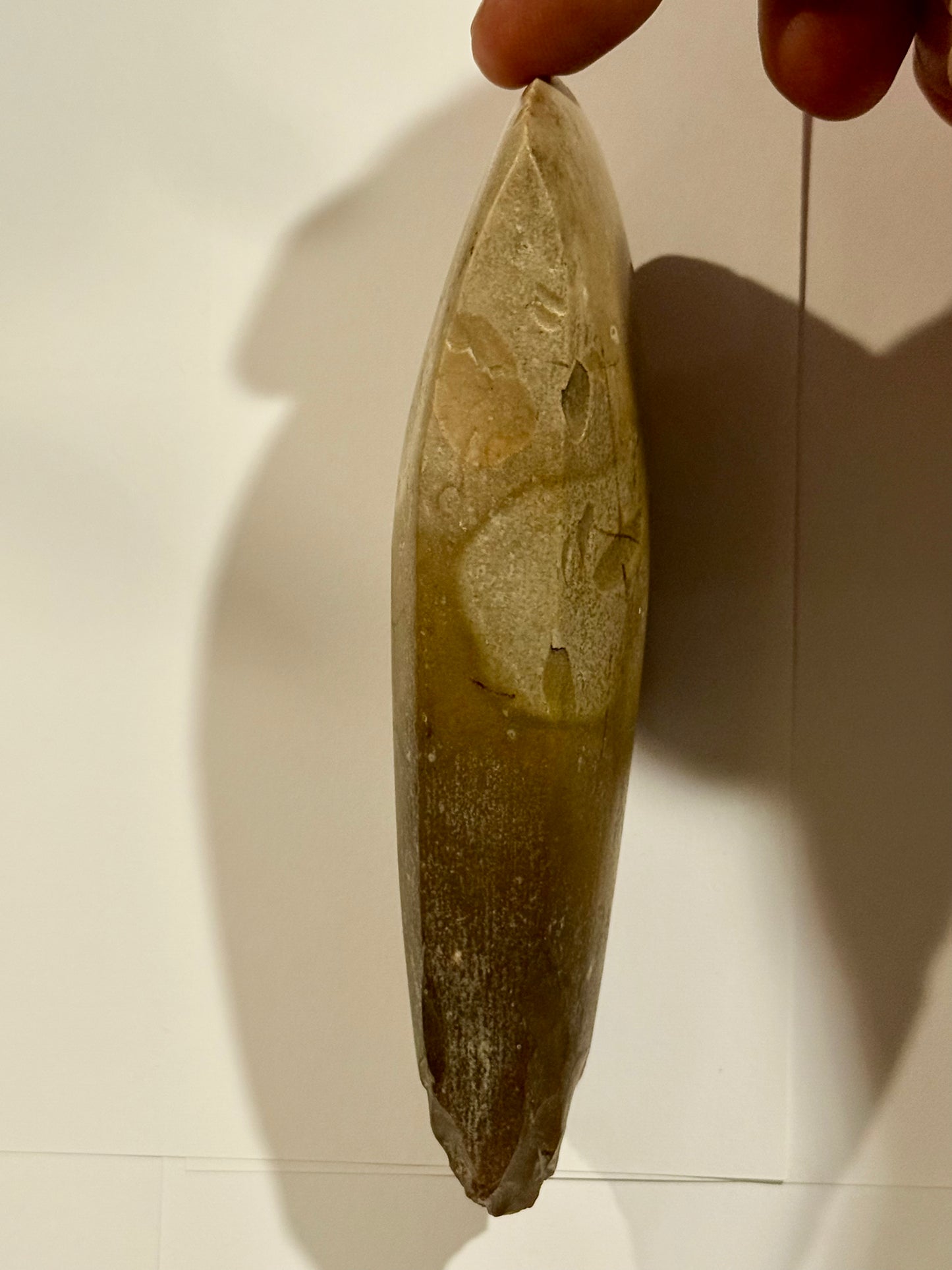 Dansk oldsag. Spidsnakket firsidet flintøkse. Type lll. Tragtbægerkultur.