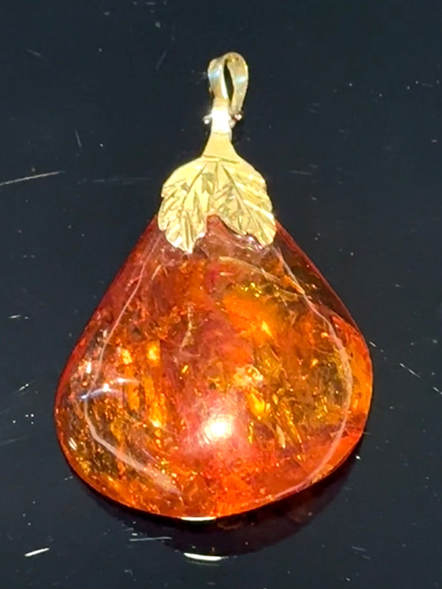 Stort vintage vedhæng i 14K guld og rav.