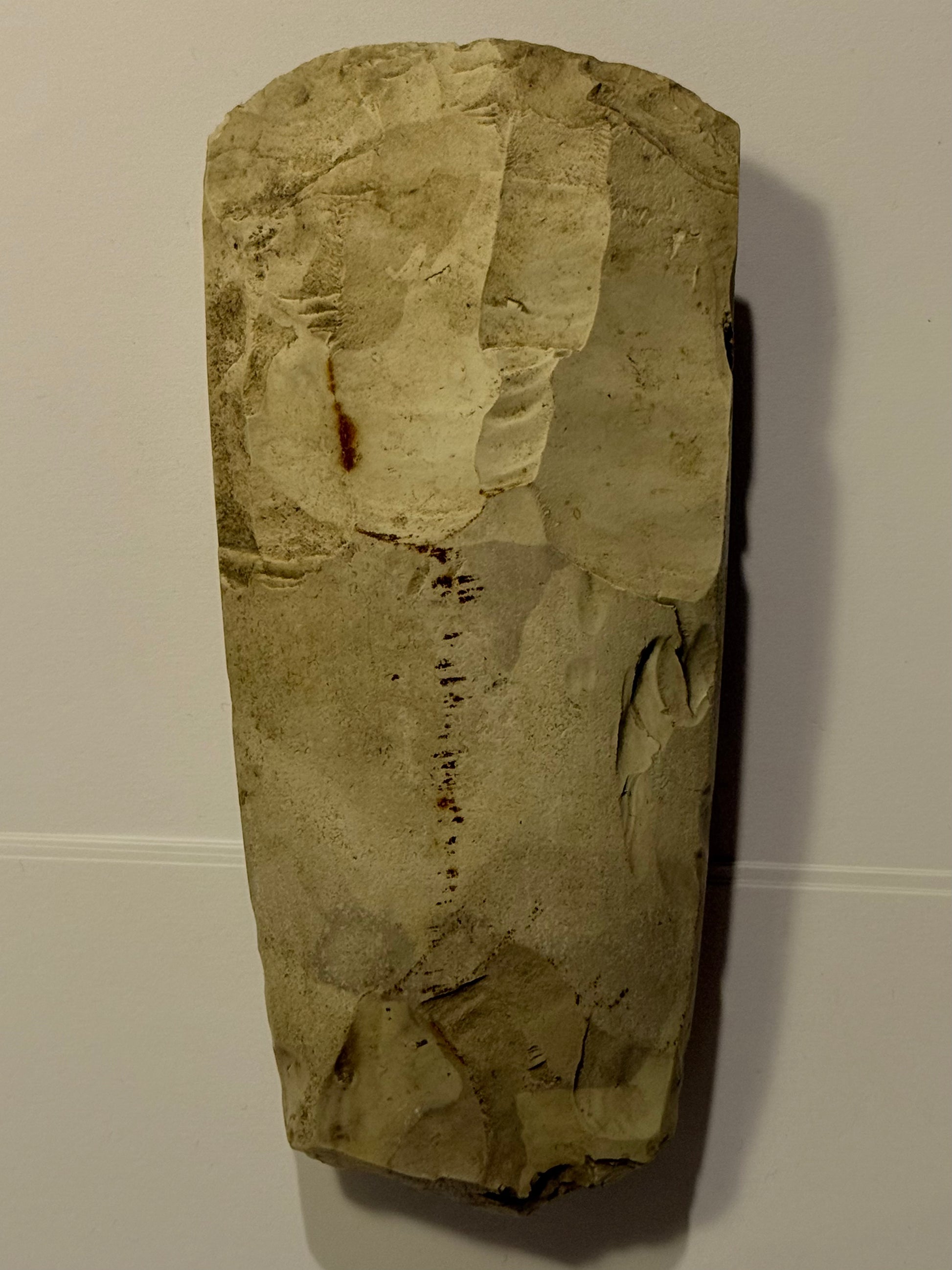 Dansk oldsag. Tyndnakket firsidet flintøkse. Type IIIb. Tragtbægerkultur