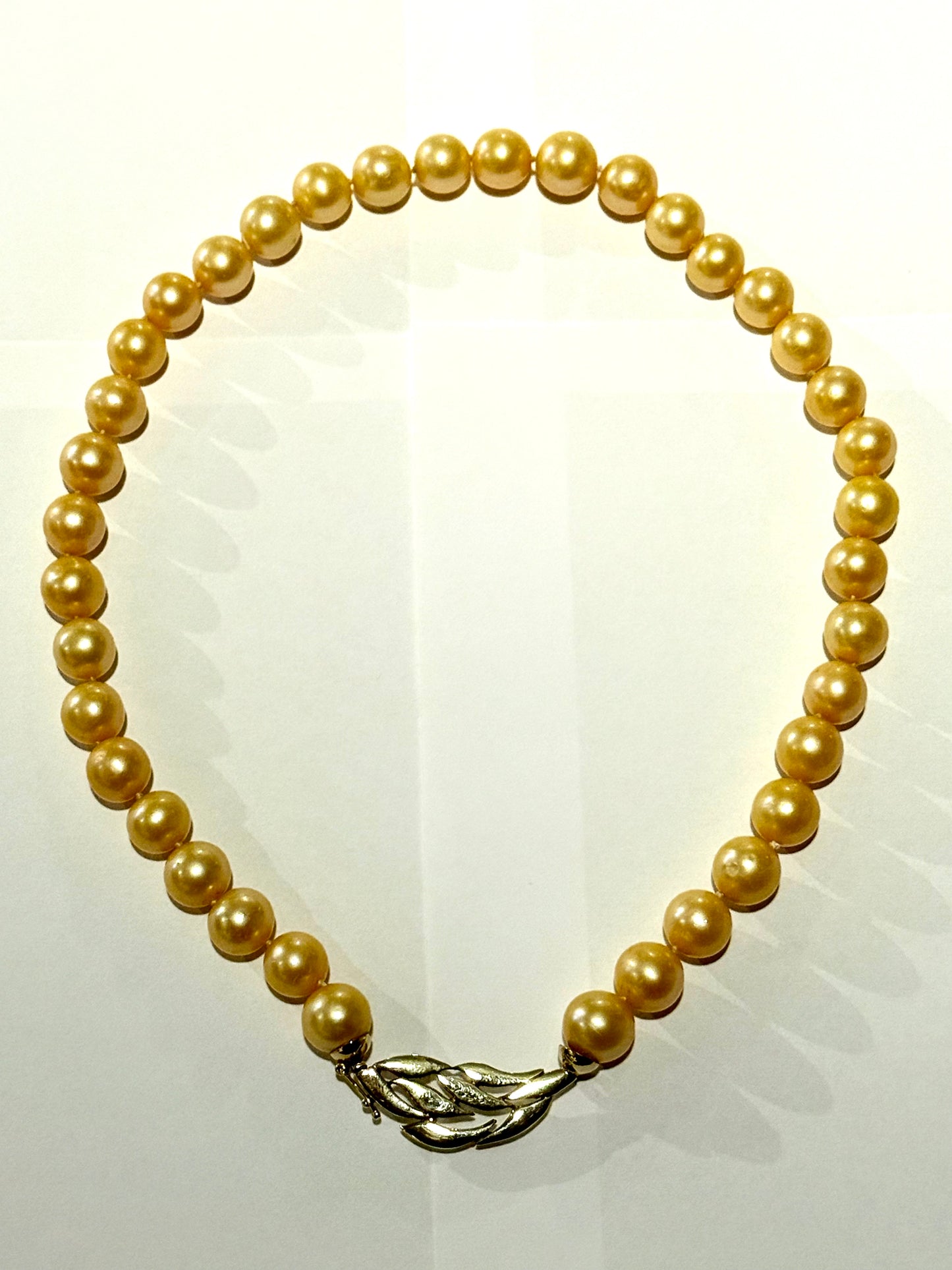 Vintage ægte Gylden perlehalskæde med stor guld lås. Fra midt/slut 1900 tallet.