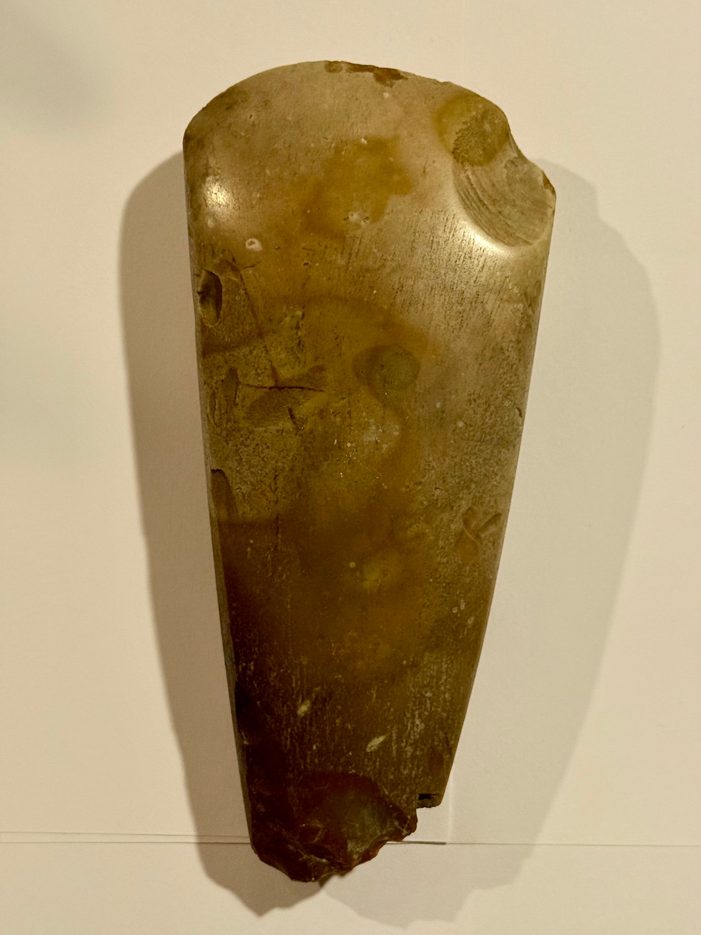 Dansk oldsag. Spidsnakket firsidet flintøkse. Type lll. Tragtbægerkultur.