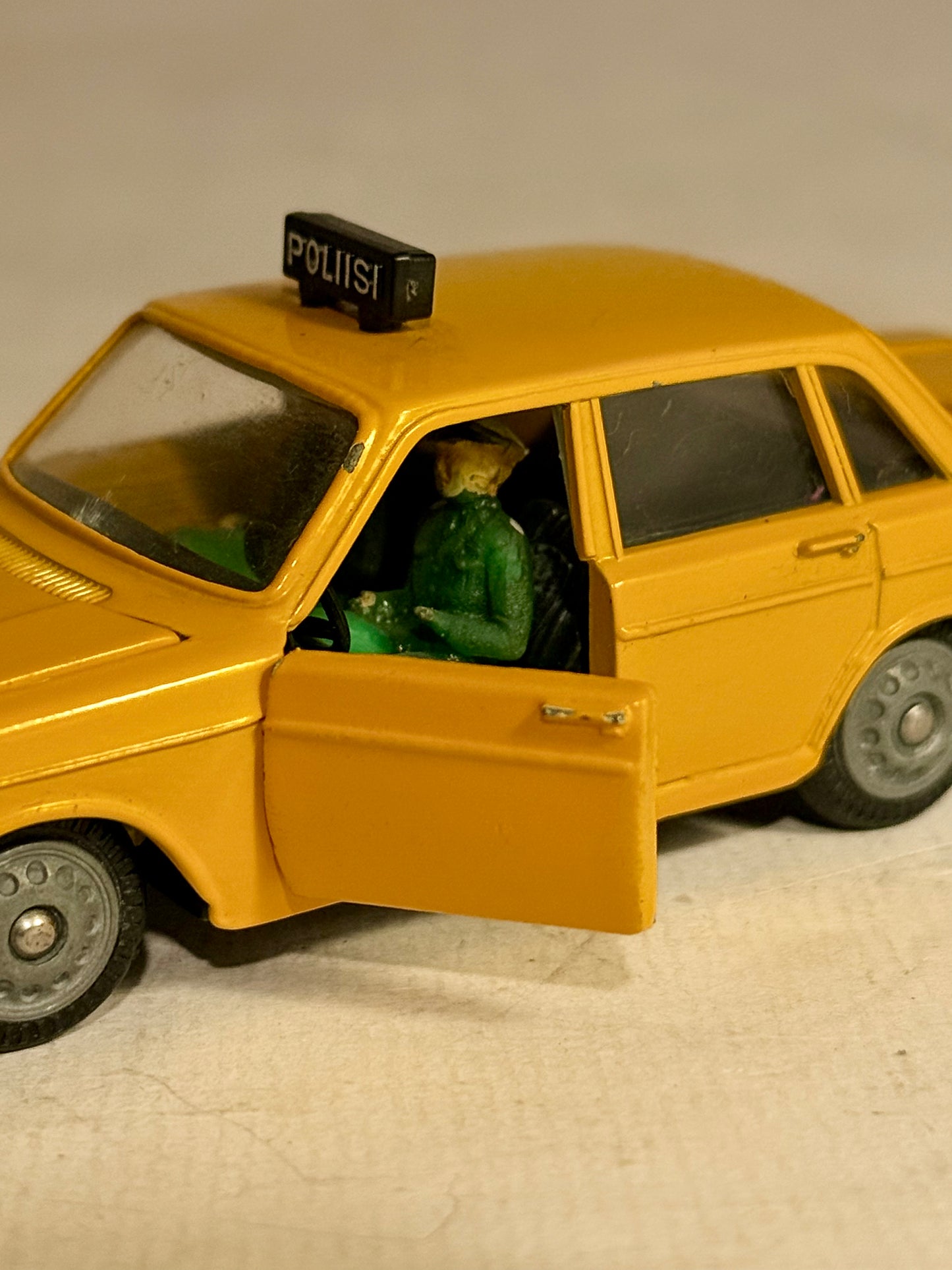 TEKNO Volvo 144 Hollandsk politibil No. 822. NEAR MINT.