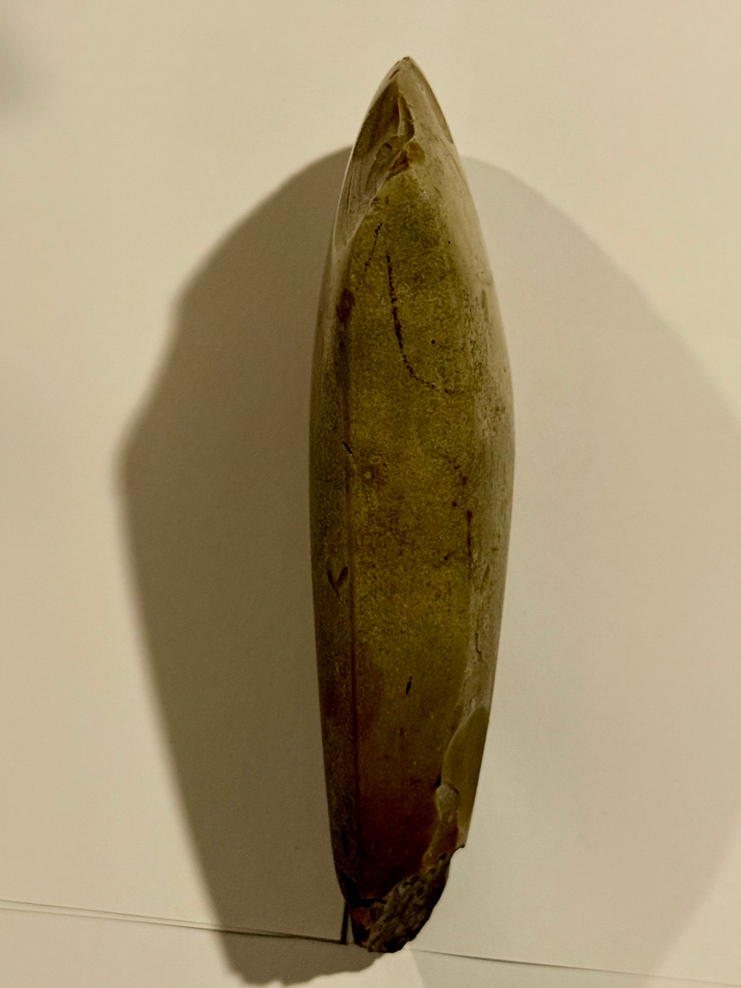 Dansk oldsag. Spidsnakket firsidet flintøkse. Type lll. Tragtbægerkultur.