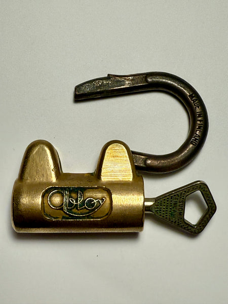 Ældre finsk Abloy Hængelås med nøgle, fra midt 1900 tallet.