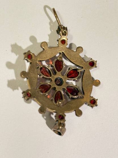 Antik Granat og Pinchbeck vedhæng. Slut 1800/Start 1900 tallet