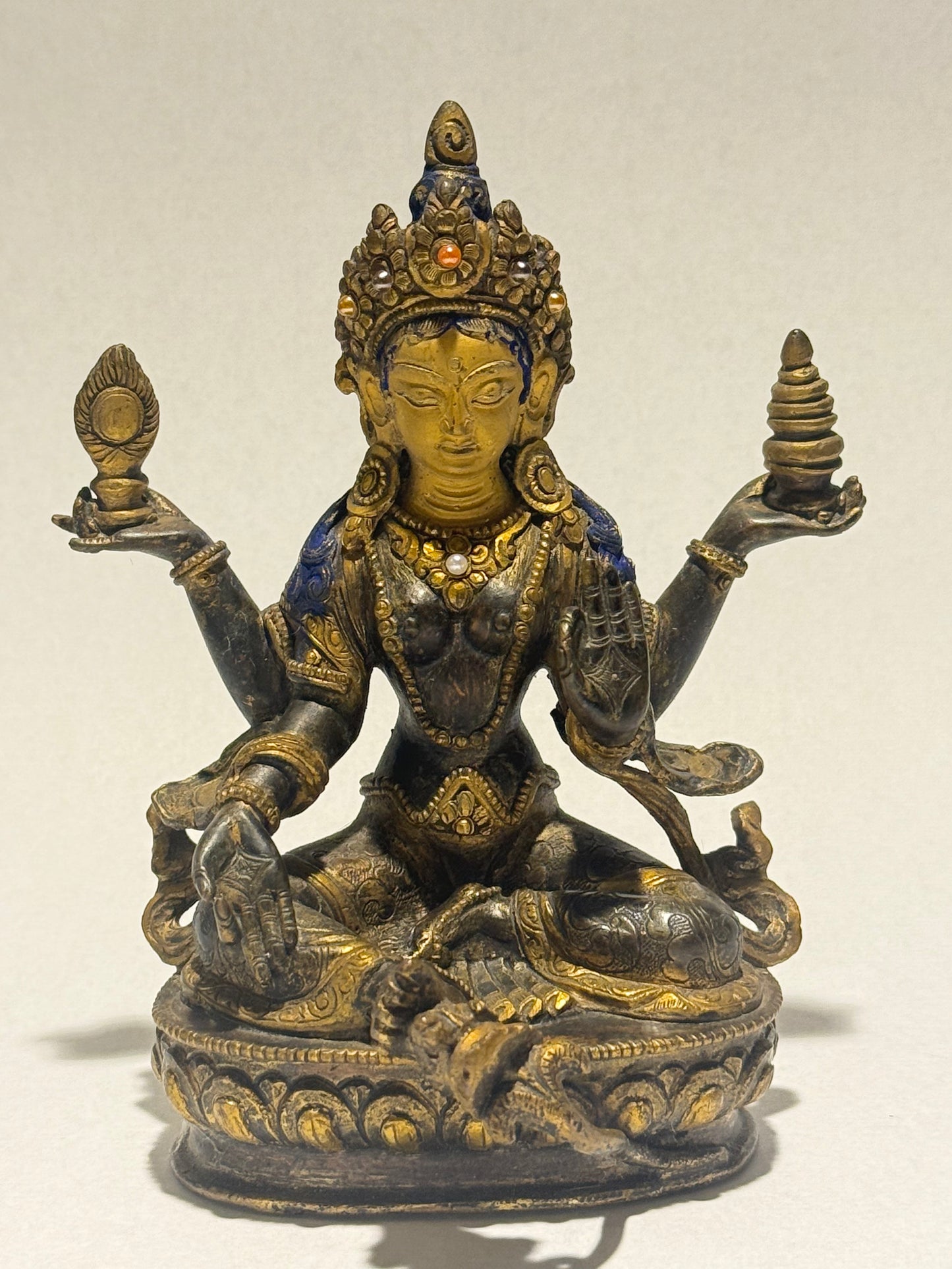 Laxmi, en gudinde fra 1900 tallet, i forgyldt og oxideret kobber