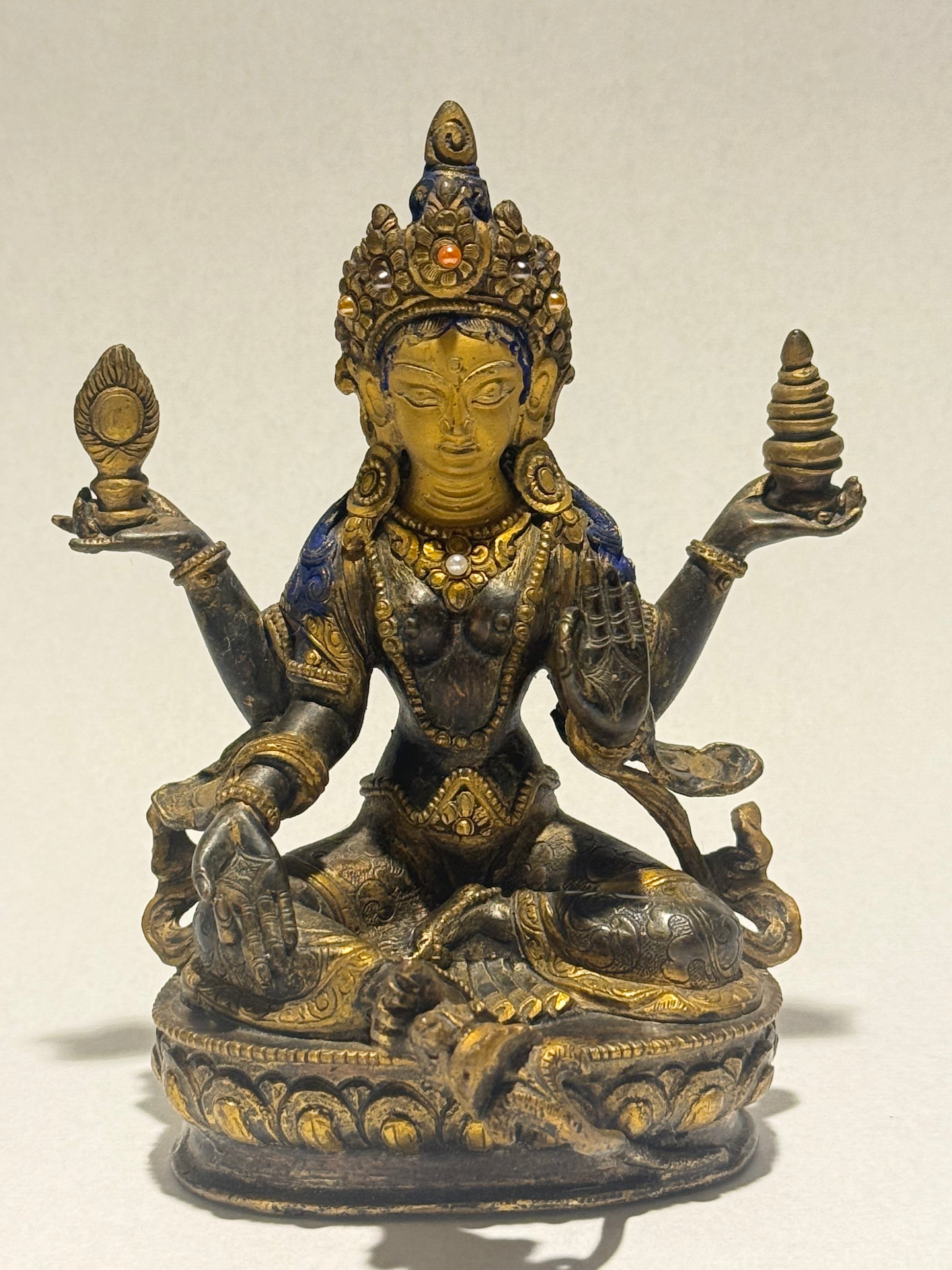 Laxmi, en gudinde fra 1900 tallet, i forgyldt og oxideret kobber