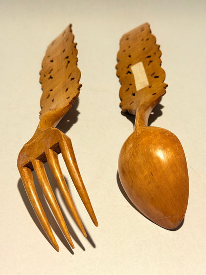 Antik Norsk udskåret Guldbrandsdalen-stil træ salat bestik, fra ca. 1870.