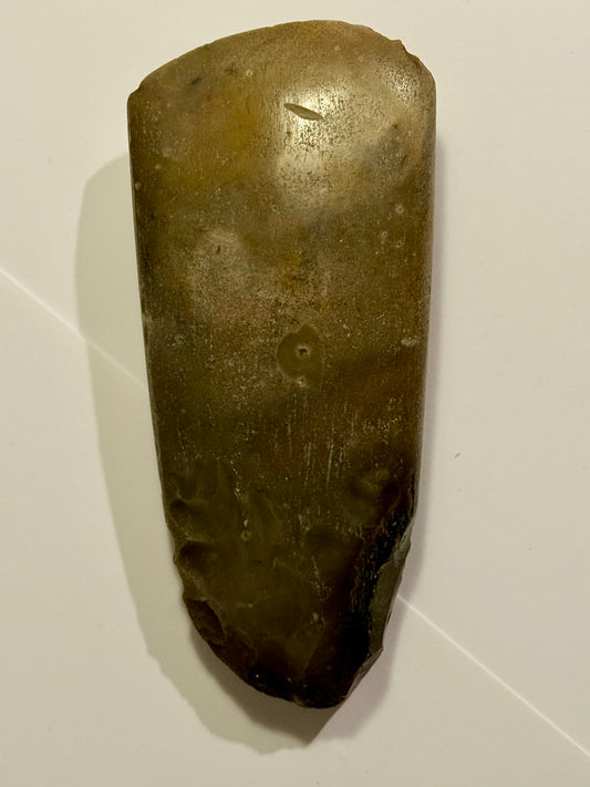 Dansk oldsag. Tynd / Let spidsnakket flintøkse. Type l. Tragtbægerkultur