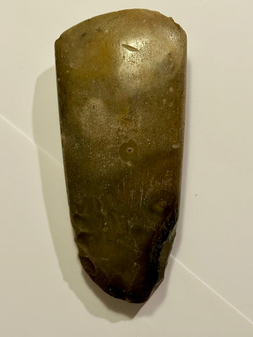 Dansk oldsag. Tynd / Let spidsnakket flintøkse. Type l. Tragtbægerkultur.