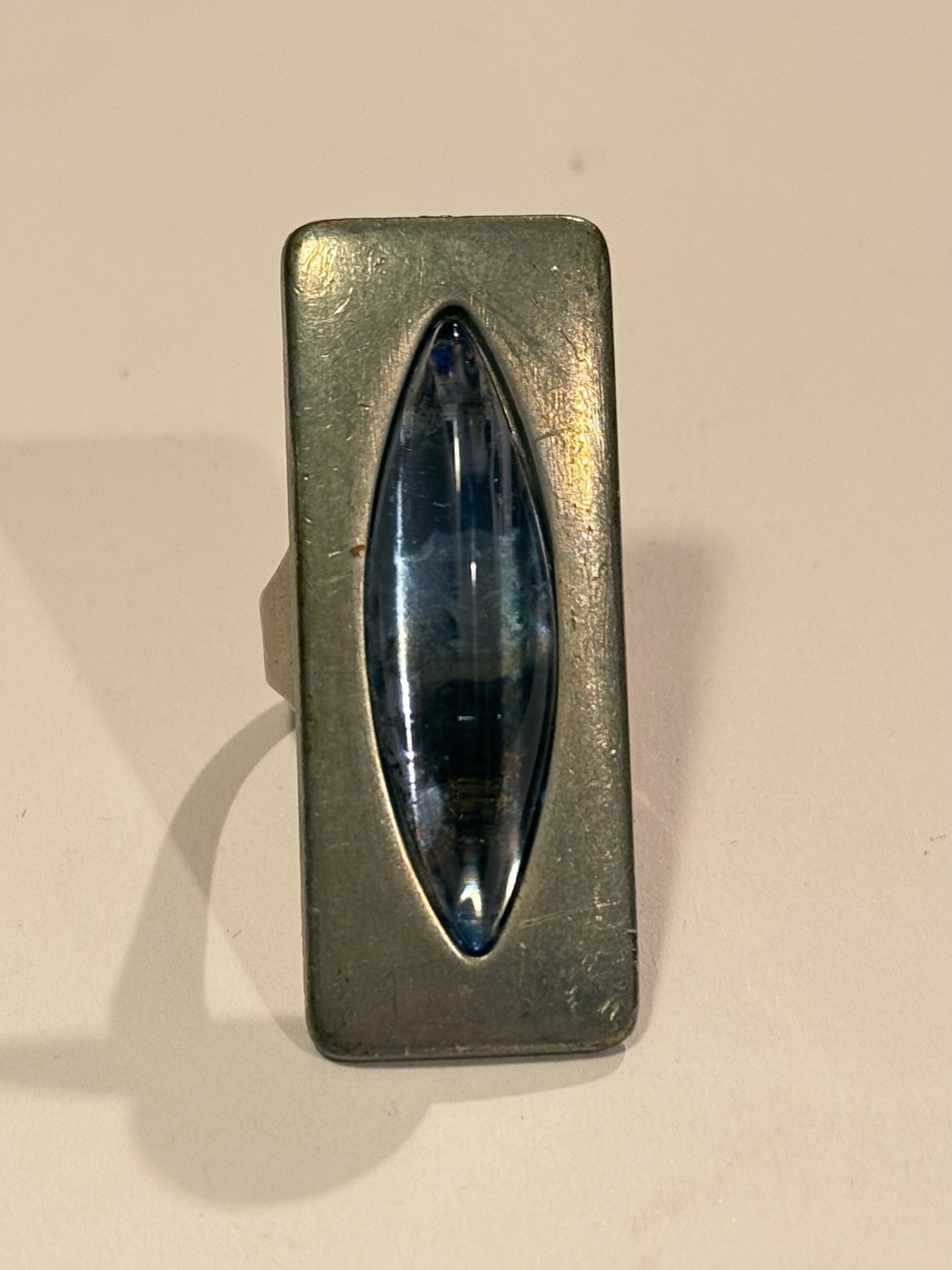 Jørgen Jensen (f.1895-1966.) Modernistisk ring i Tin, med blå glas sten,