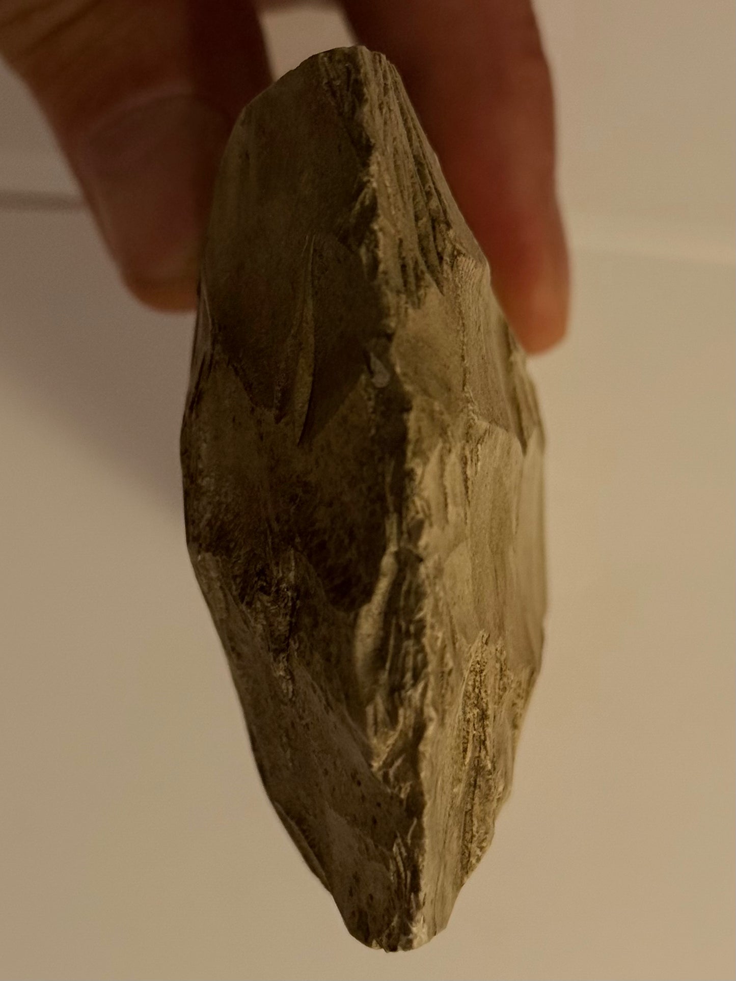 Dansk oldsag. Tyndnakket firsidet flintøkse. Type IIIb. Tragtbægerkultur