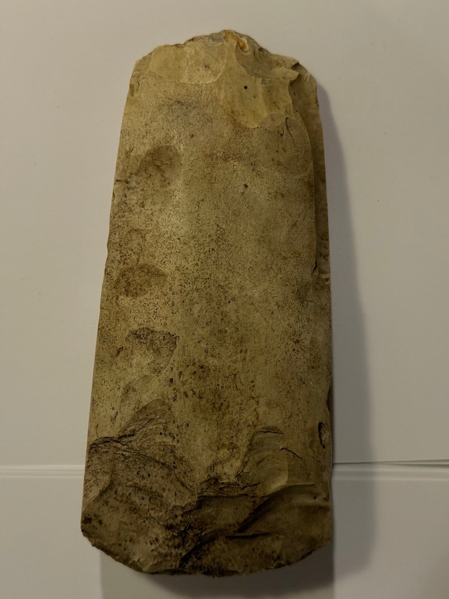 Dansk oldsag. Tyndnakket firsidet flintøkse. Type IIIb. Tragtbægerkultur