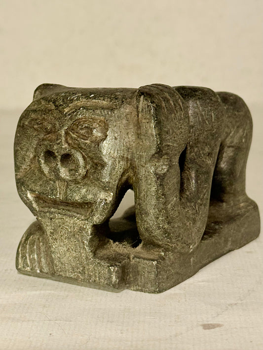 Ældre tupilak i fedtsten, fra midt/slut 1900 tallet. Grønland.