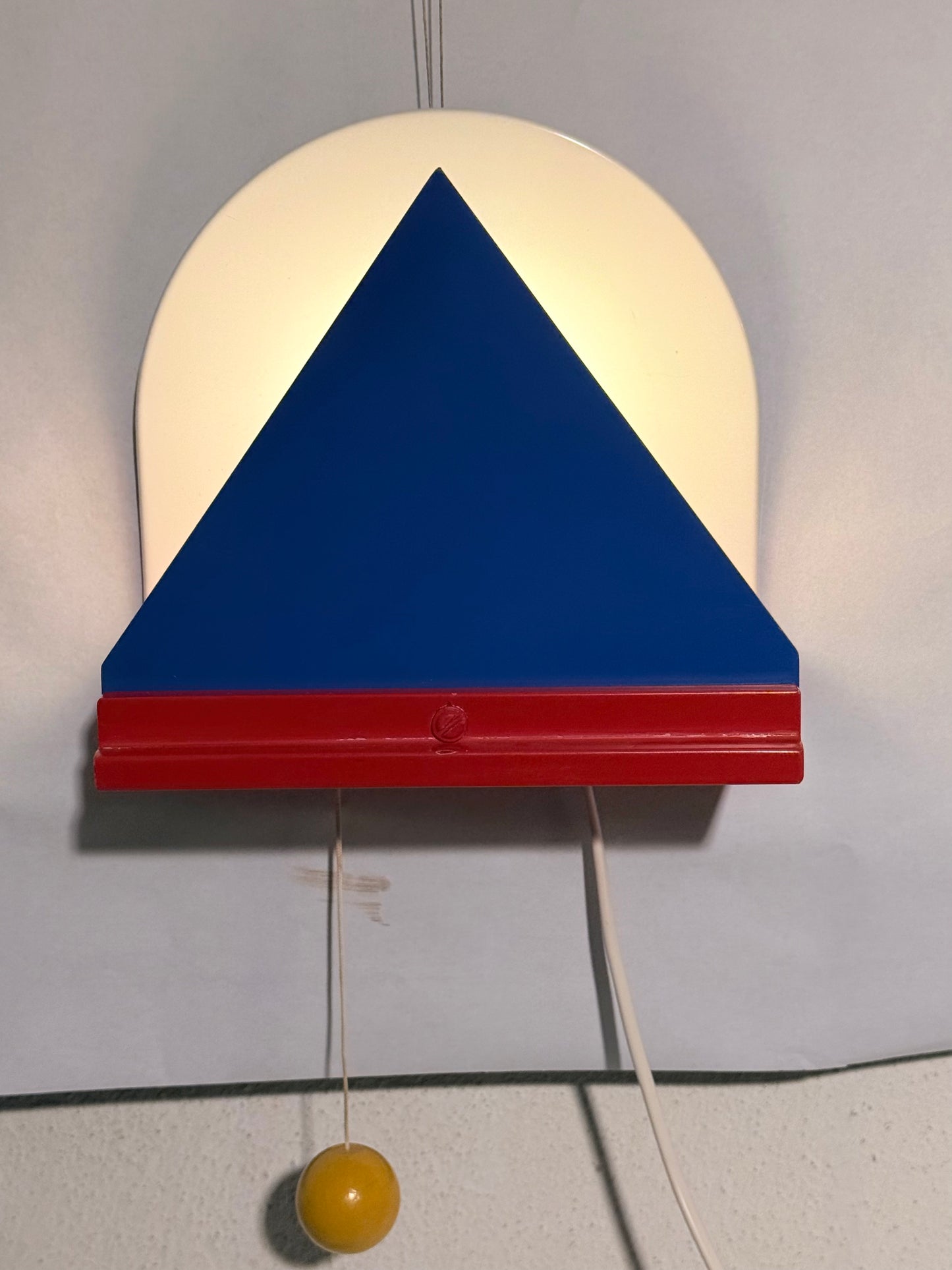 Ettore Sottsass, Memphis-stil Stoja væglampe, for IKEA. Fra 1992