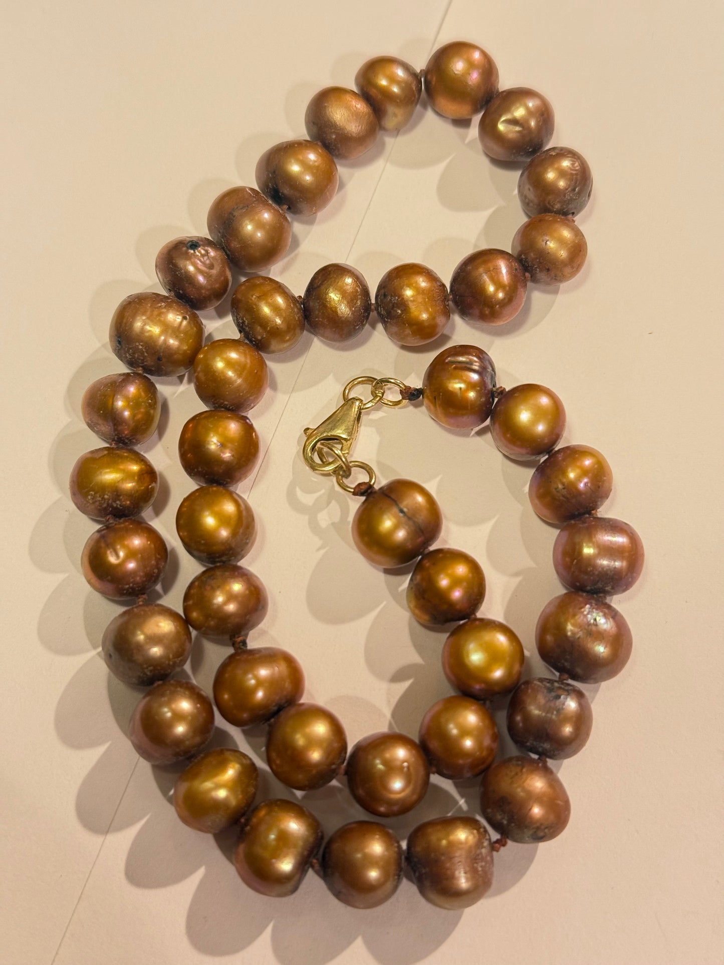Vintage bronzefarvet perle halskæde med 8K. Guld lås. Fra slut 1900 tallet