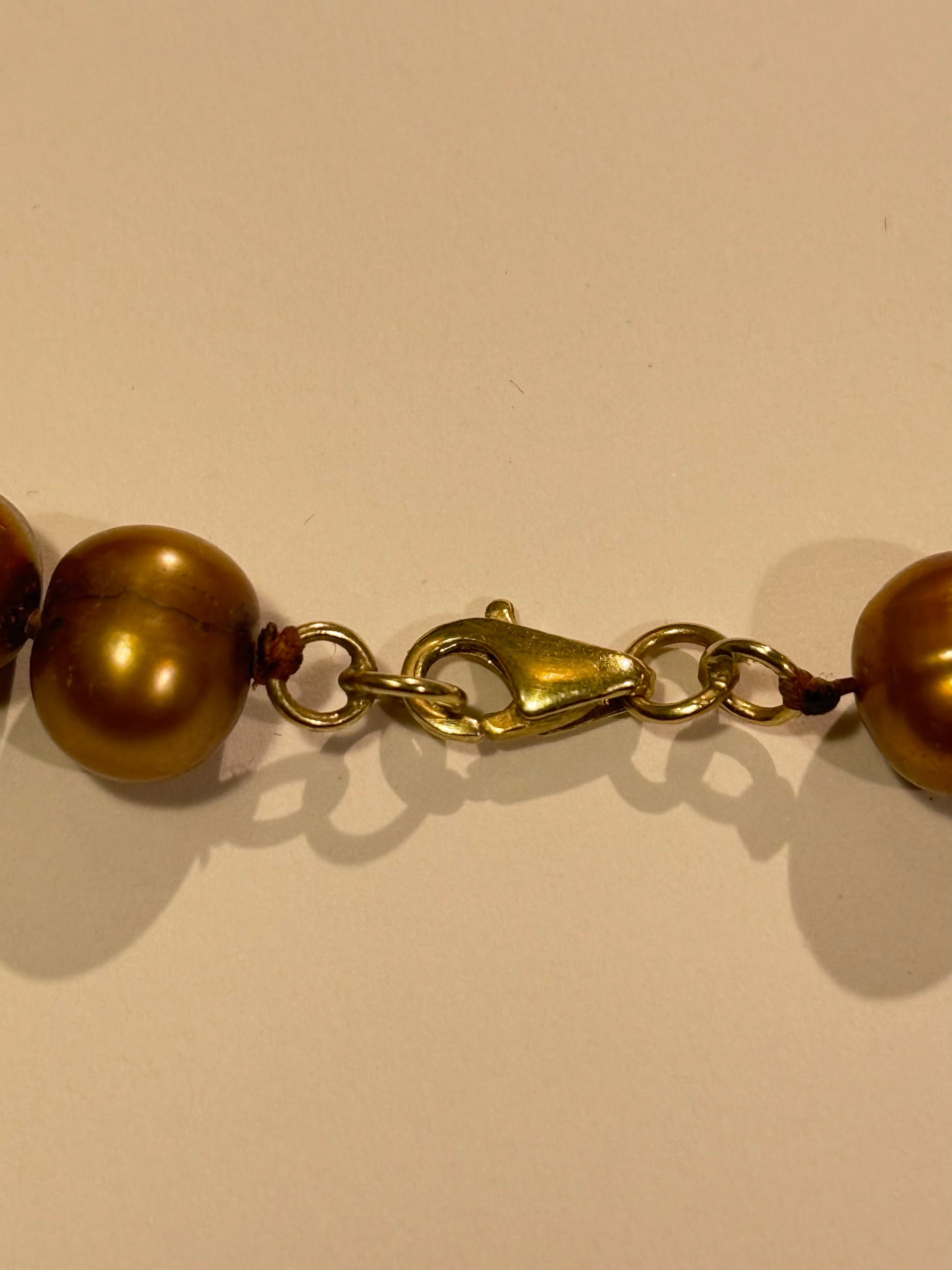 Vintage bronzefarvet perle halskæde med 8K guld lås. Fra slut 1900 tallet