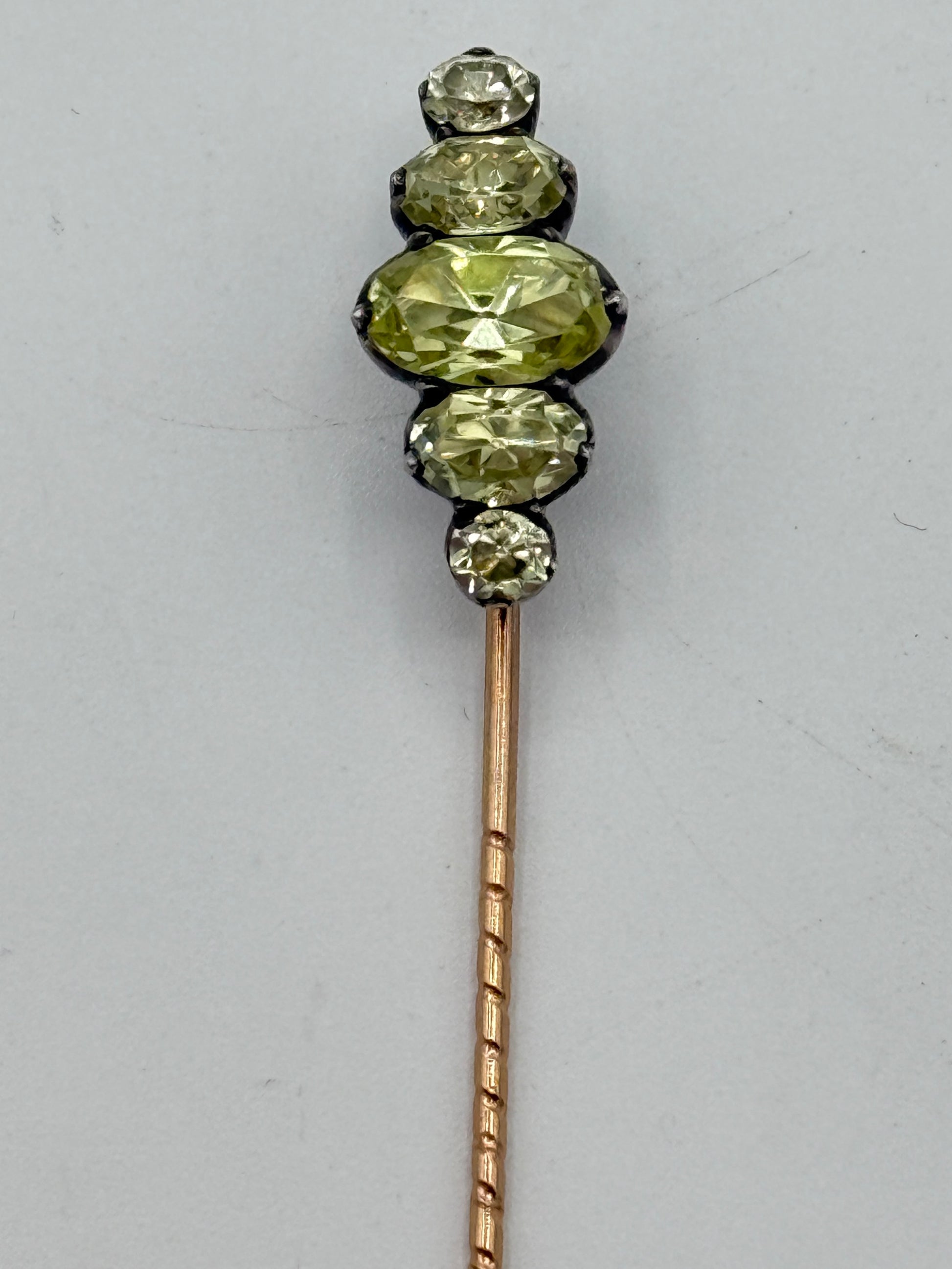 Antik slipsenål i 18K. Guld og Peridoter. Slut 19. Start 20.Årh