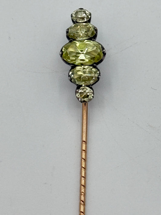 Antik slipsenål i 18K. Guld og Peridoter. Slut 19. Start 20.Årh