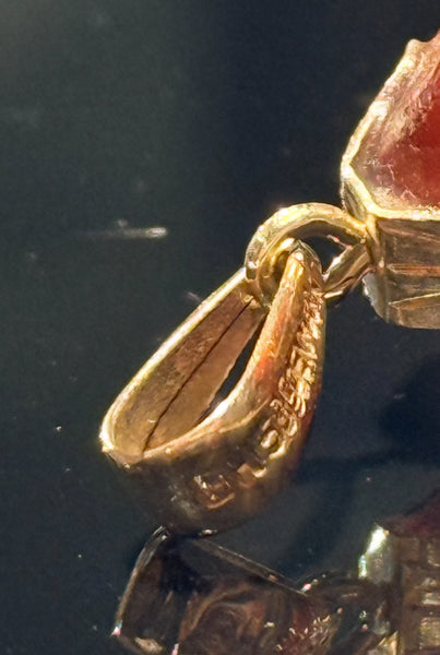 Bernhard Hertz (1936-2007) Rav & 14K. Guld vedhæng, fra midt 1900 tallet.