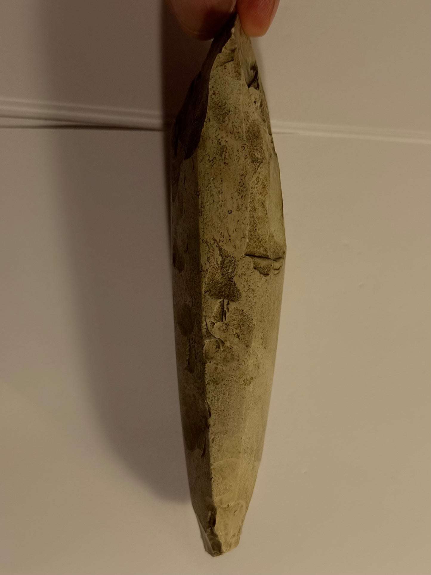 Dansk oldsag. Tyndnakket firsidet flintøkse. Type IIIb. Tragtbægerkultur