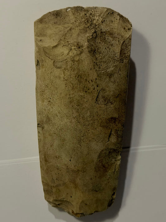 Dansk oldsag. Tyndnakket firsidet flintøkse. Type IIIb. Tragtbægerkultur