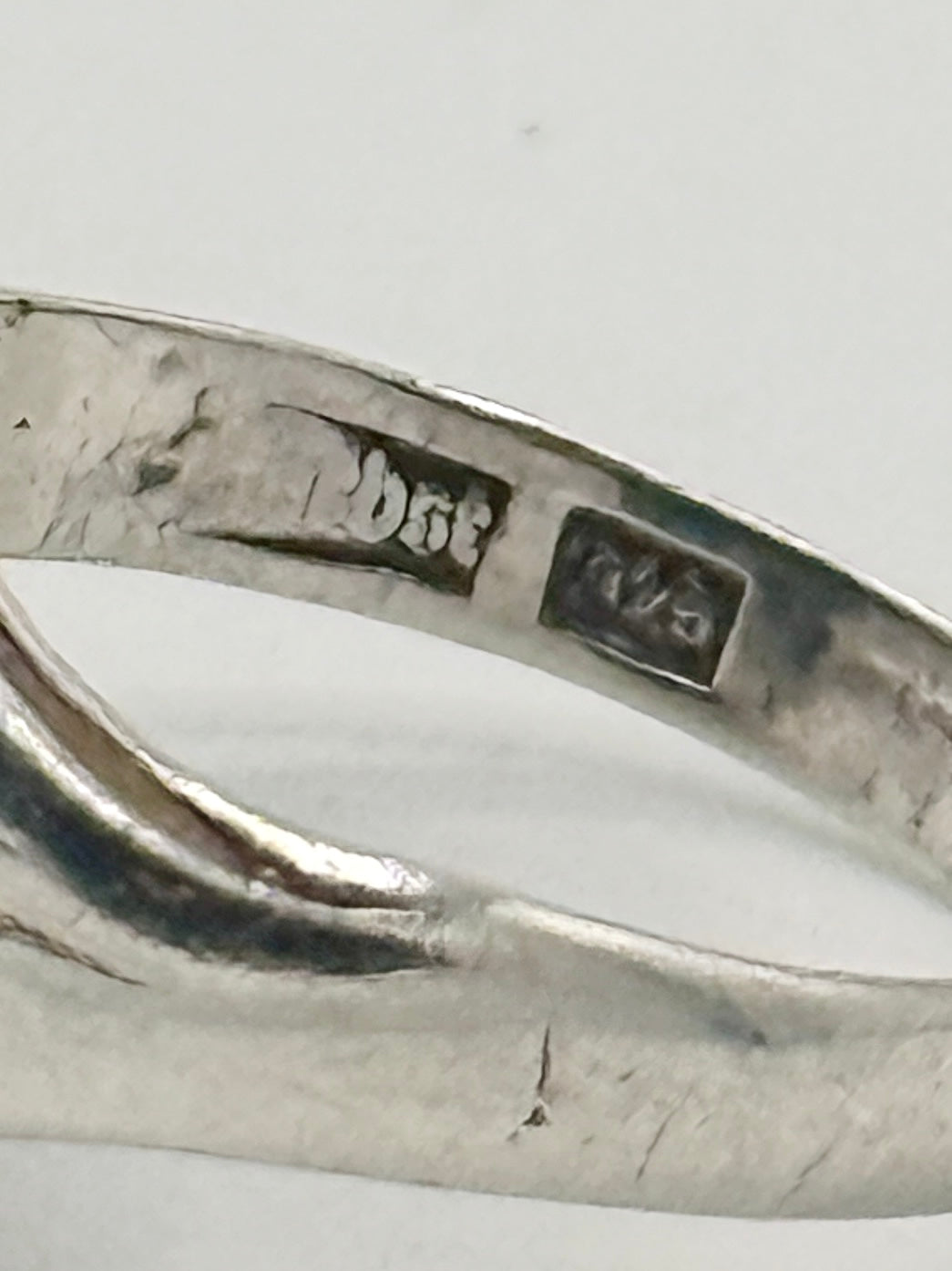 Sterling sølv ring med Onyx signet og engravet indskrift. Ring er fra midt 20. århundrede og har en unik og vintage præg