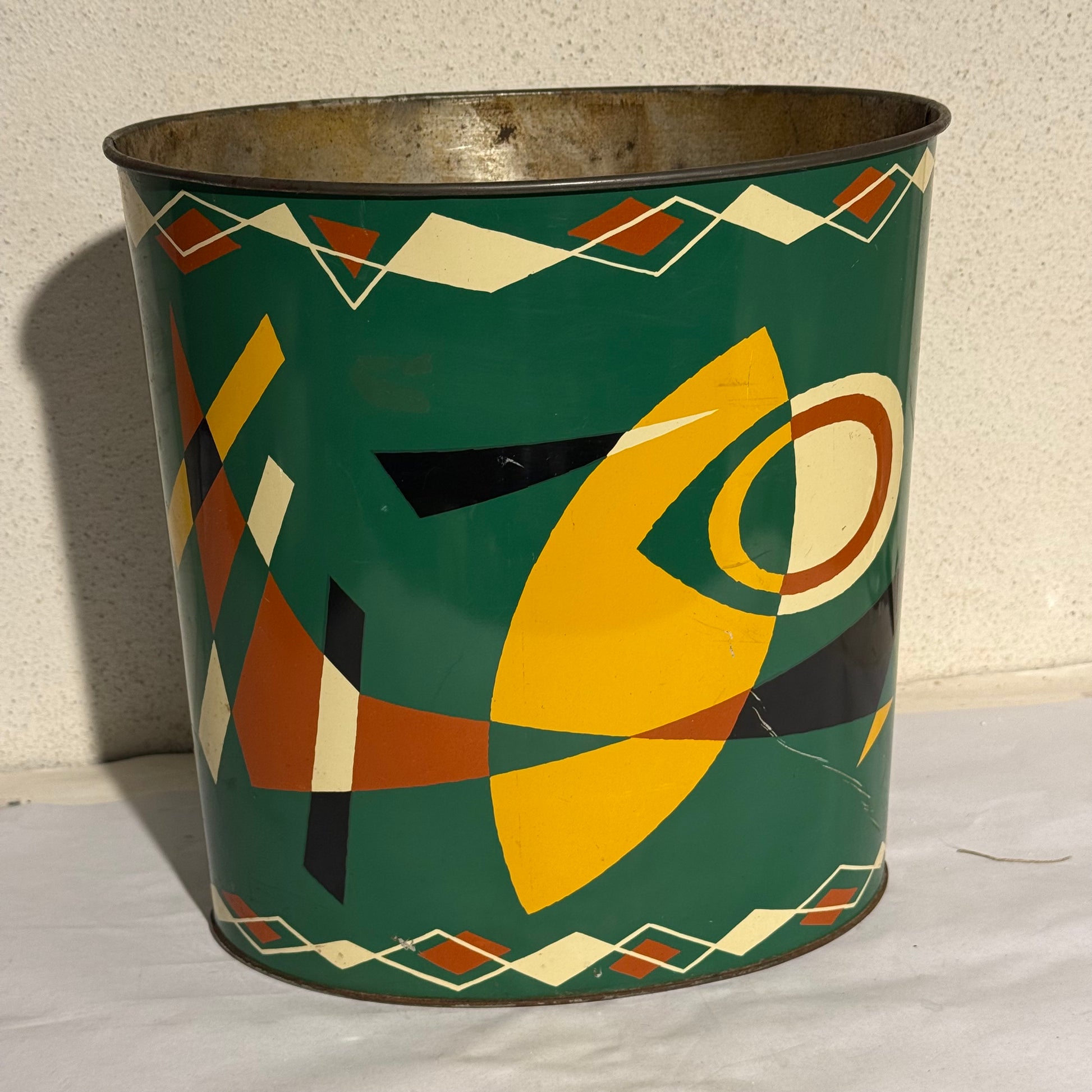 Vintage retro metal affaldsspand med geometriske mønstre. Midt 20.Årh