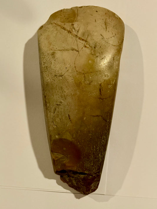 Dansk oldsag. Spidsnakket firsidet flintøkse. Type lll. Tragtbægerkultur.