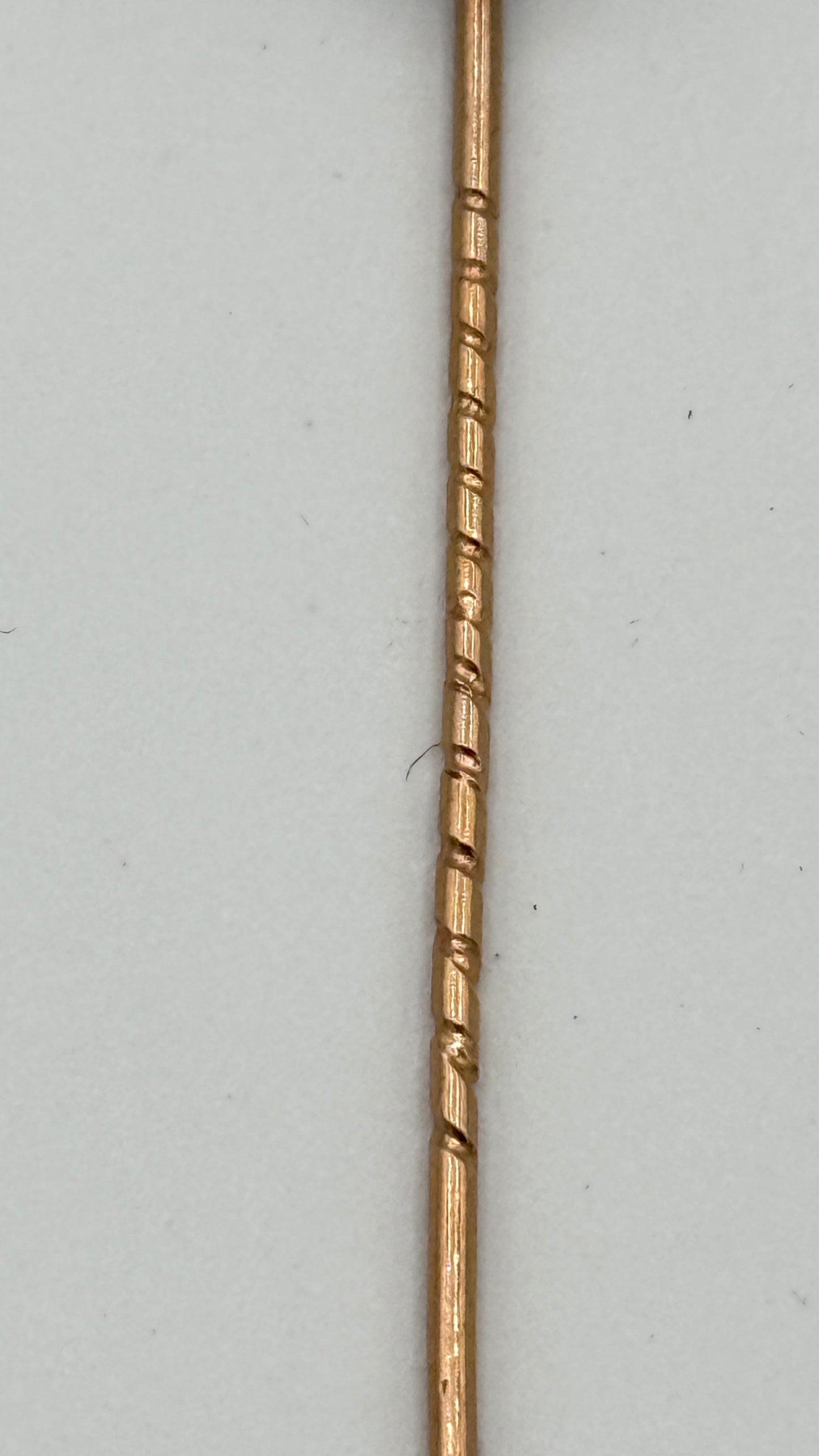 Antik slipsenål i 18K. Guld og Peridoter. Slut 19. Start 20.Årh