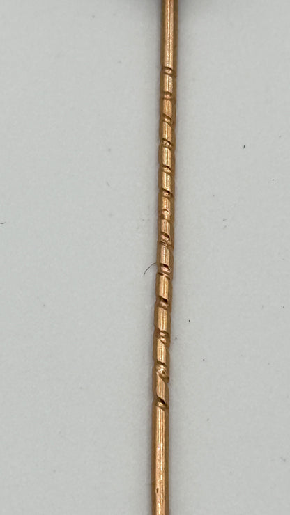 Antik slipsenål i 18K. Guld og Peridoter. Slut 19. Start 20.Årh