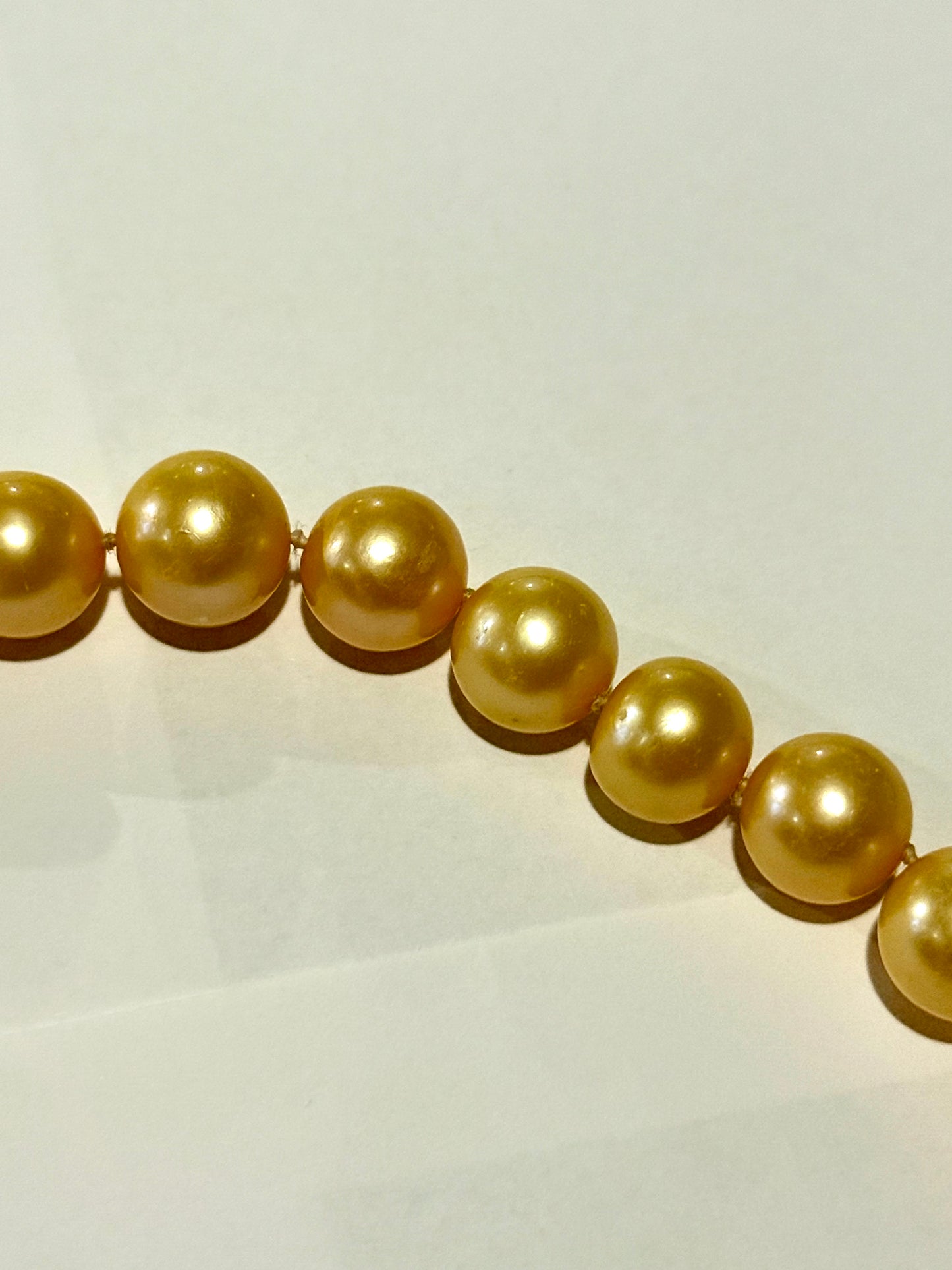 Vintage ægte Gylden perlehalskæde med stor guld lås. Fra midt/slut 1900 tallet.