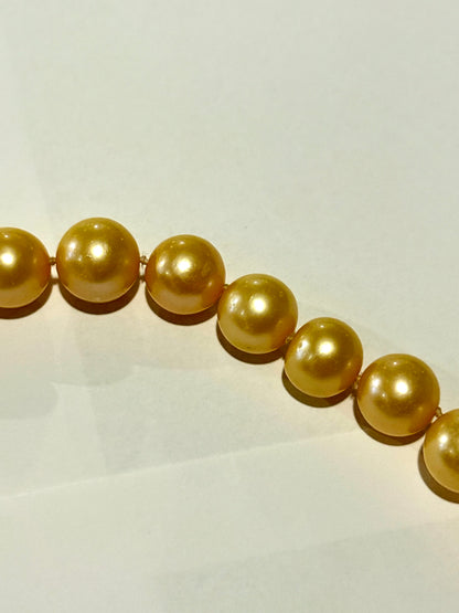 Vintage ægte Gylden perlehalskæde med stor guld lås. Fra midt/slut 1900 tallet.