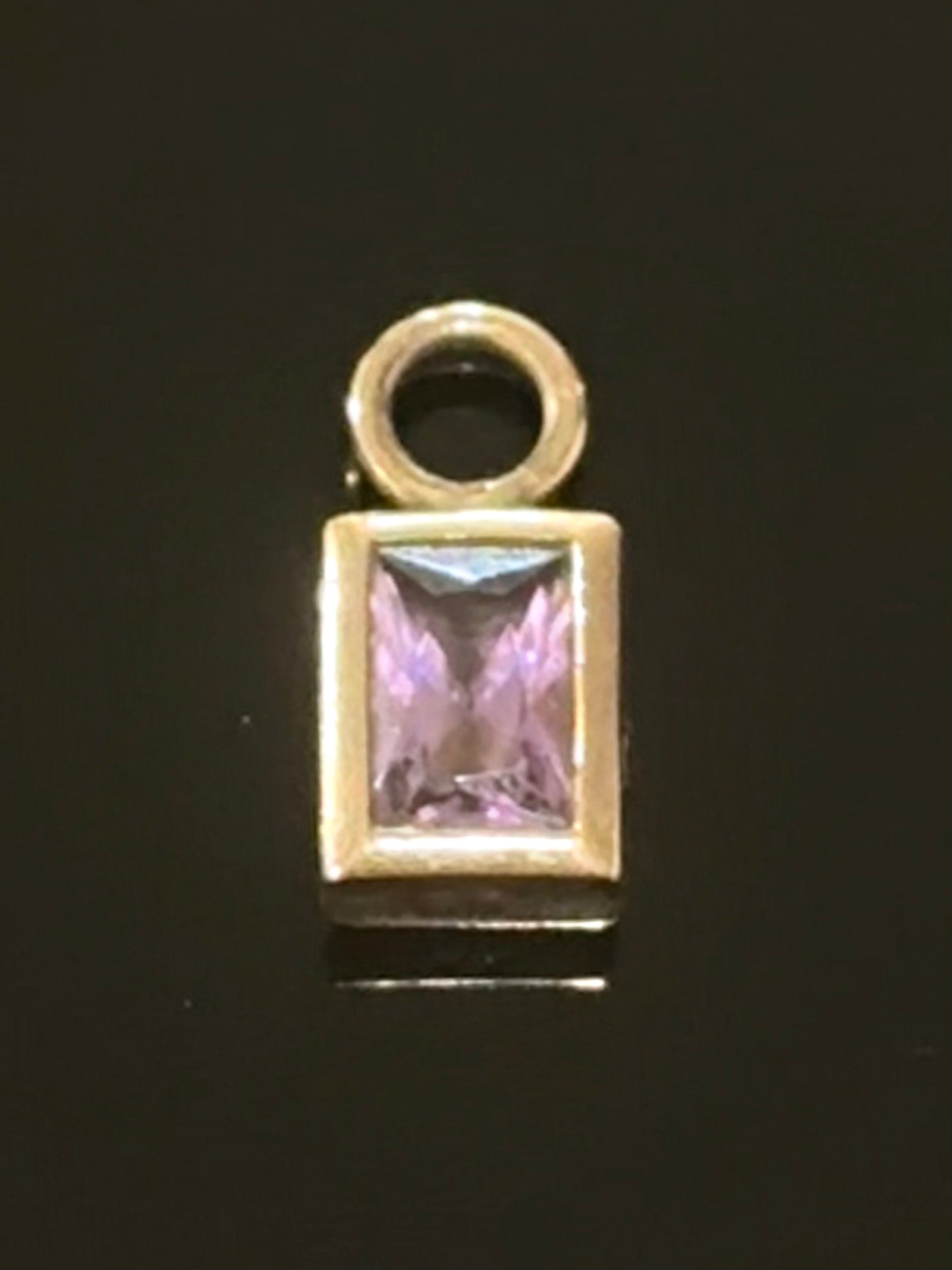 Vintage 8K. Guld charm / vedhæng, med Amethyst