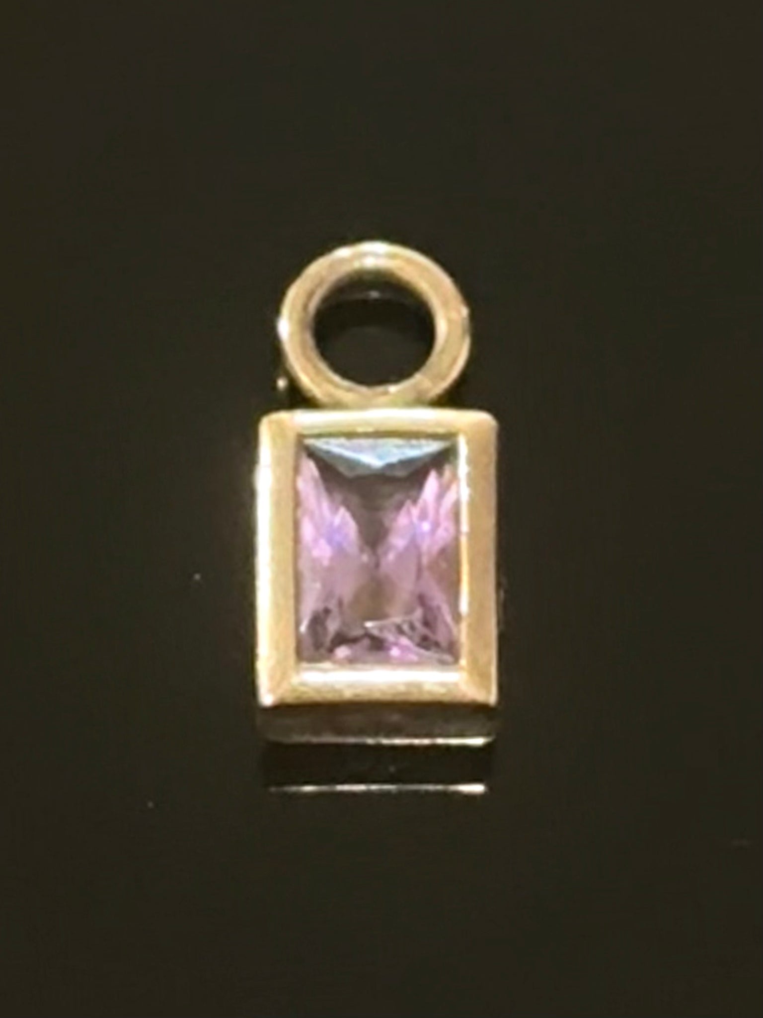Vintage 8K. Guld charm / vedhæng, med Amethyst.