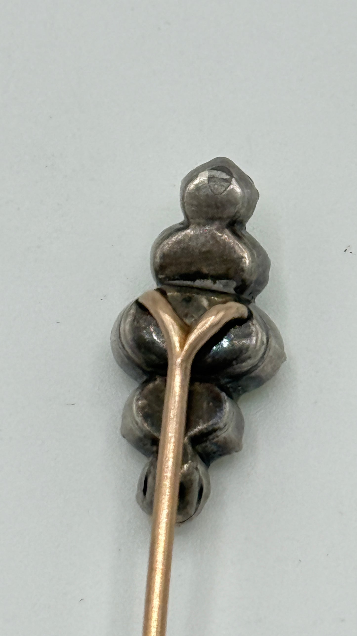 Antik slipsenål i 18K. Guld og Peridoter. Slut 19. Start 20.Årh