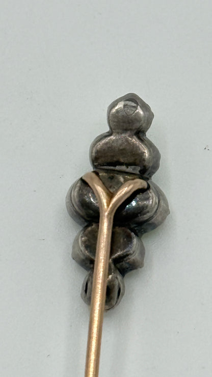 Antik slipsenål i 18K. Guld og Peridoter. Slut 19. Start 20.Årh