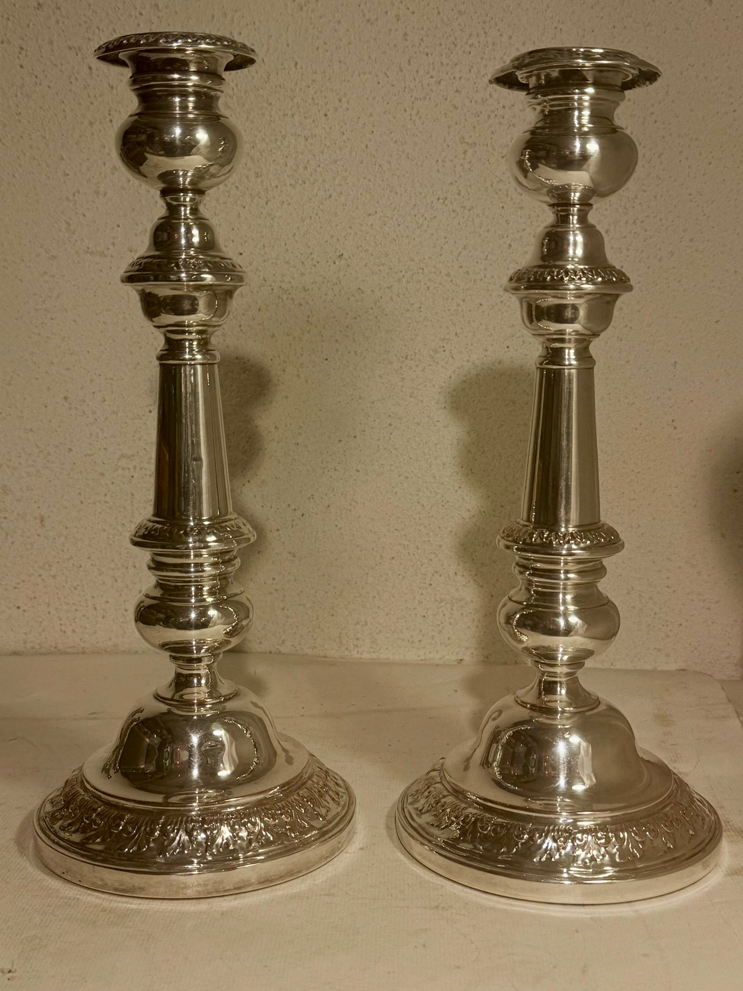 Antikke lysestager fra midt 19.Årh. I sølvbelagt kobber.