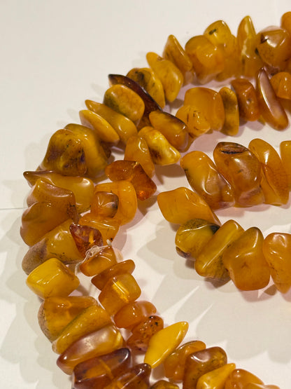 "Dansk Mælkerav halskæde" er en halskæde, der er lavet af æg. Den er antik og har en vintage kvalitet. Den er perfekt til at bære 