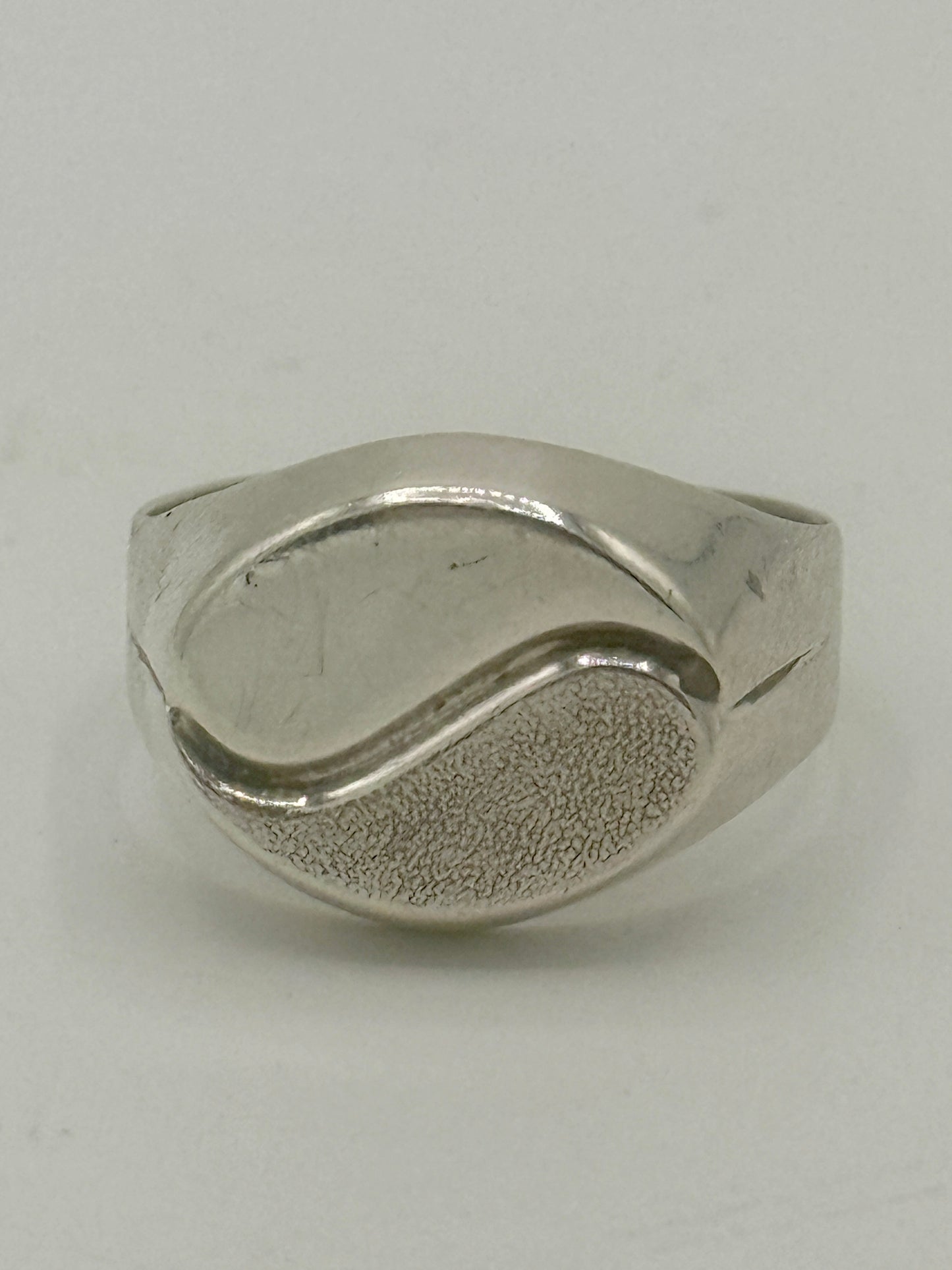 Vintage modernistisk sølv signet herre ring. Fra midt 1900 tallet