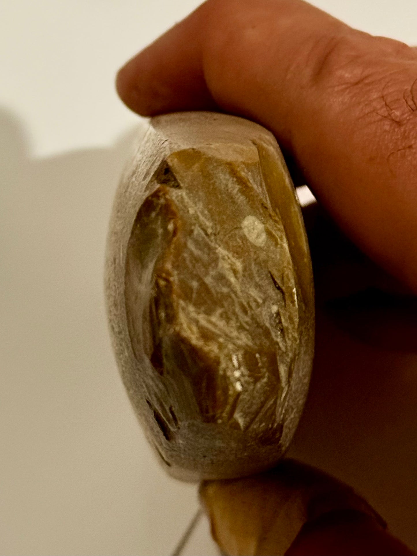 Dansk oldsag. Spidsnakket firsidet flintøkse. Type lll. Tragtbægerkultur.