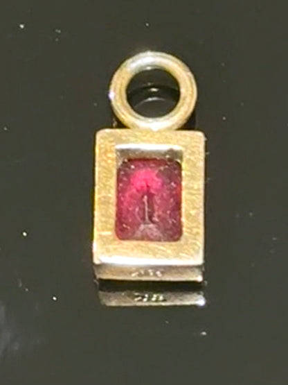 Vintage 8K. Guld charm / vedhæng, med pink ædelsten.