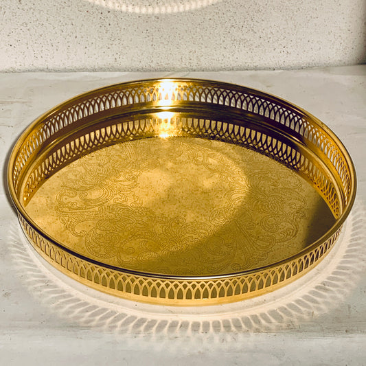 Forgyldt bakke med forhøjet kant.