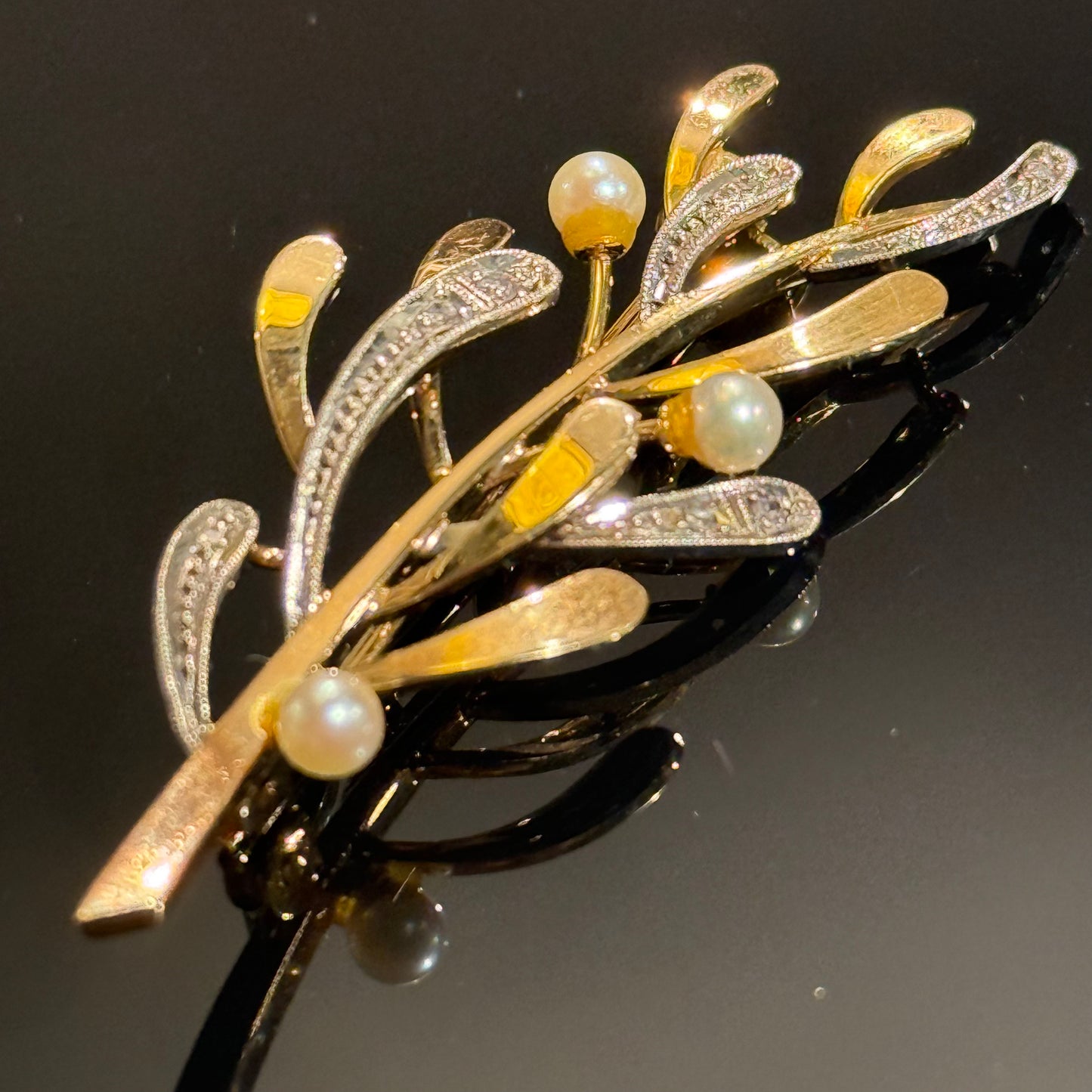 Bræmer-Jensen (1957-1991) 14K gold brooch with diamonds and pearls.