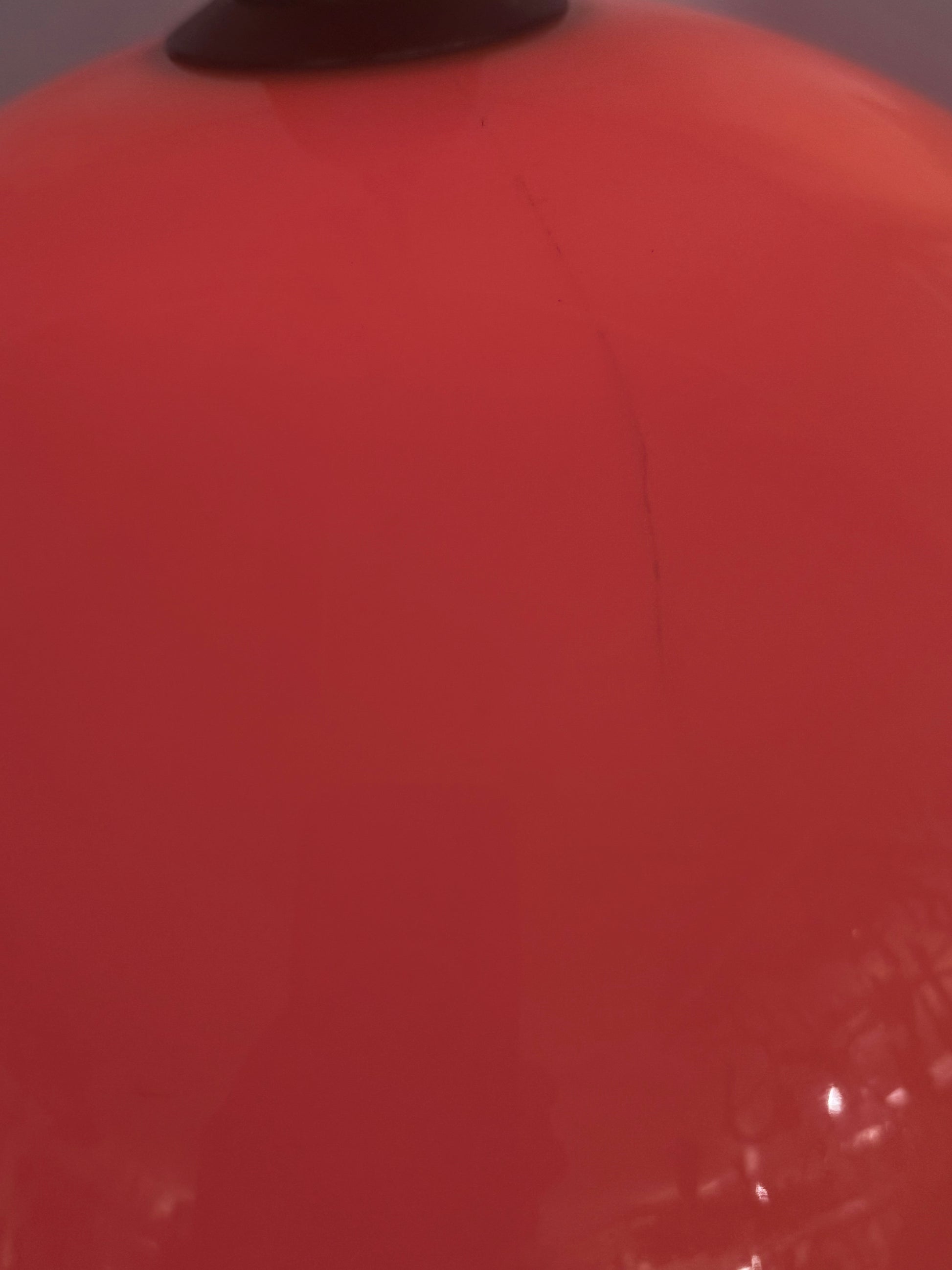 Dansk retro loftlampe i orange plast med halvkugleformet skærm